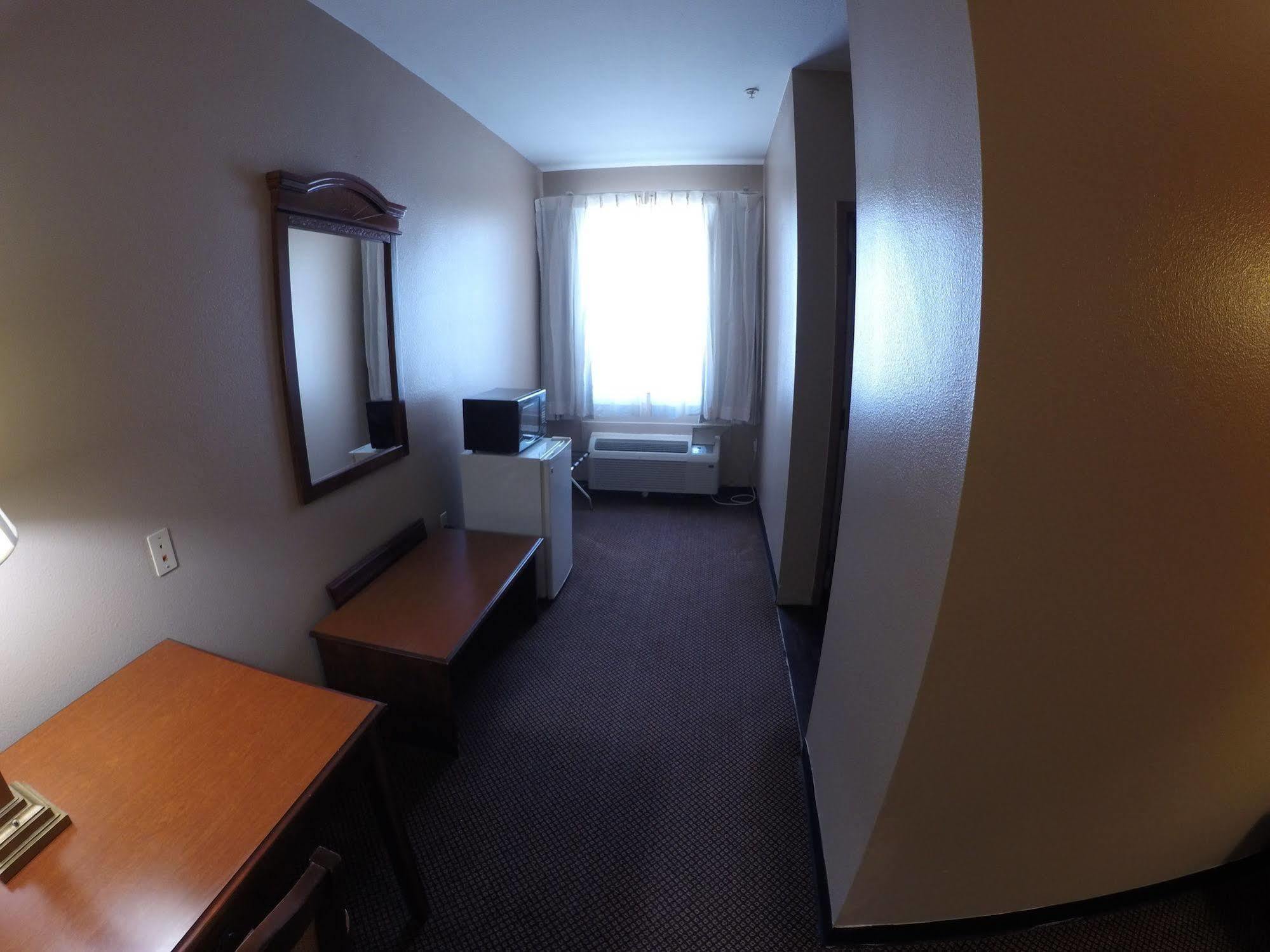 Motel Americas Value *