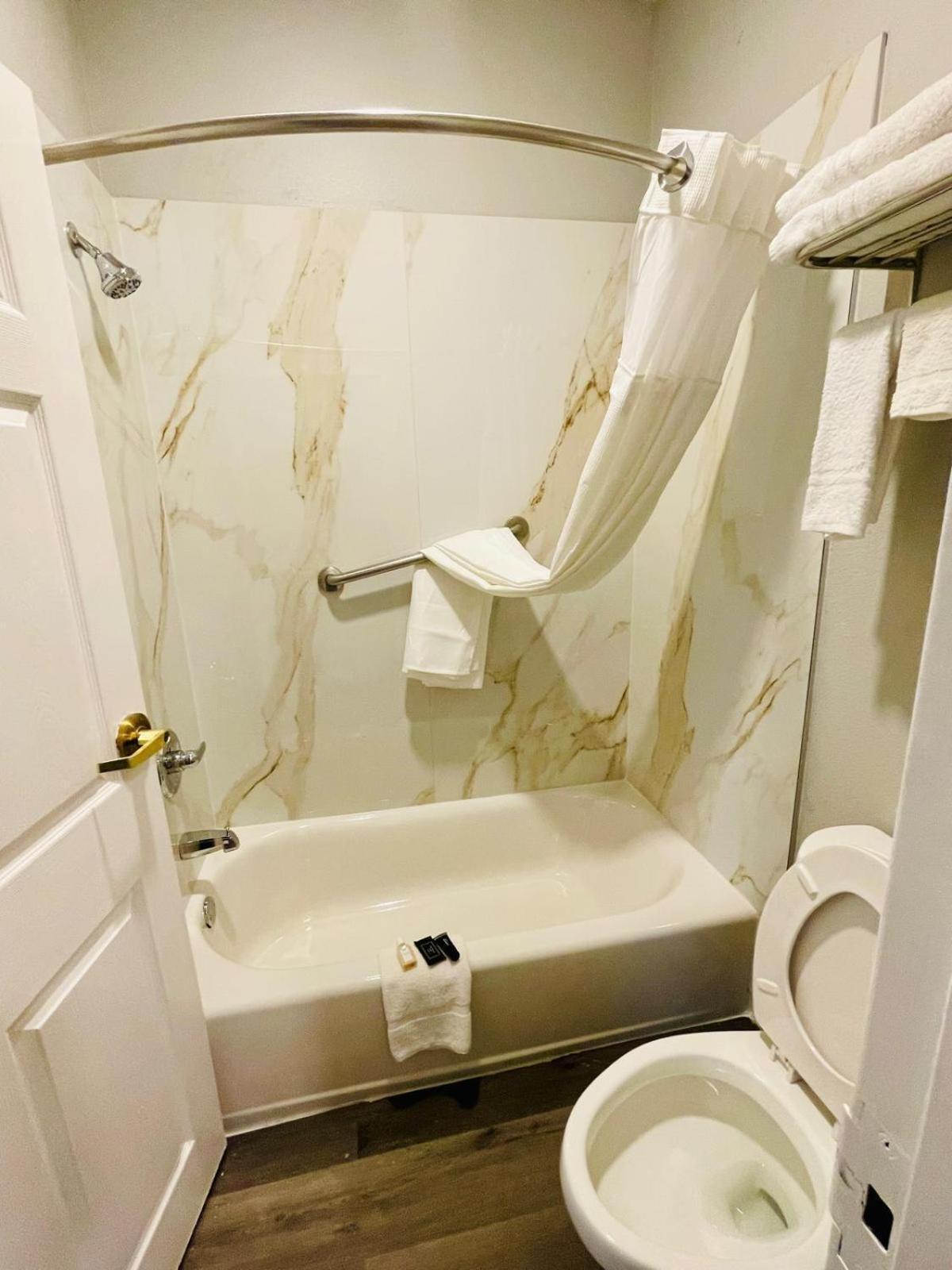 Motel Americas Value *